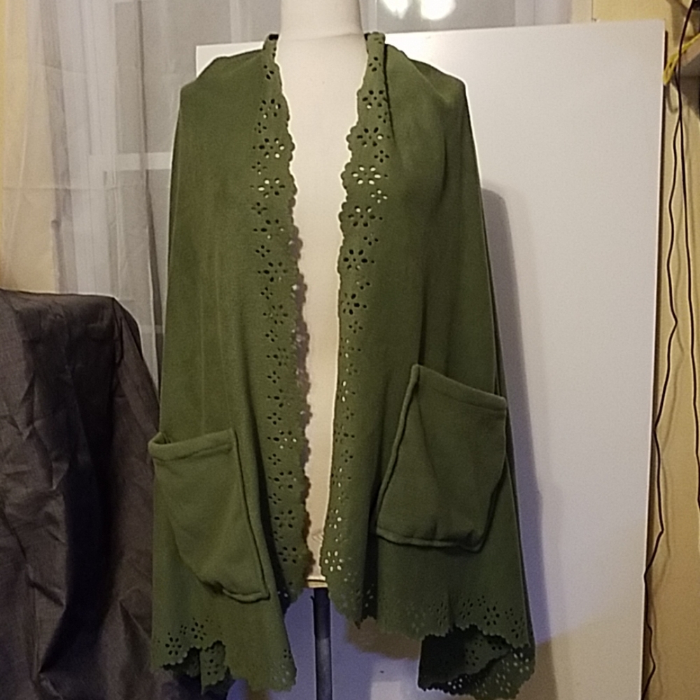 Green fleece Plow and Hearth cape with pockets